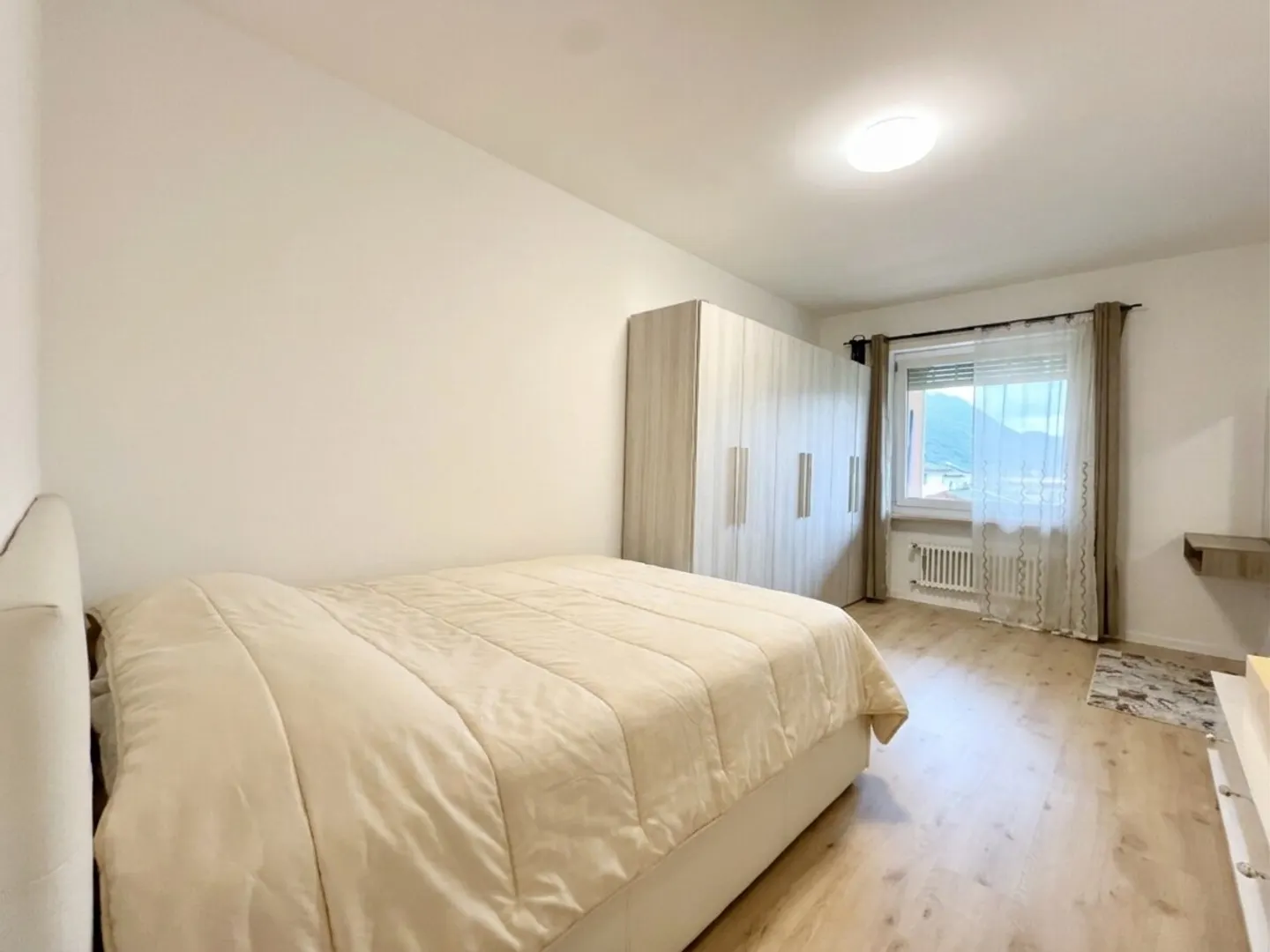 GERÄUMIGE UND HELL 3.5 ZIMMER MIT TERRASSE IN CADENAZZO - Foto 12 von 13