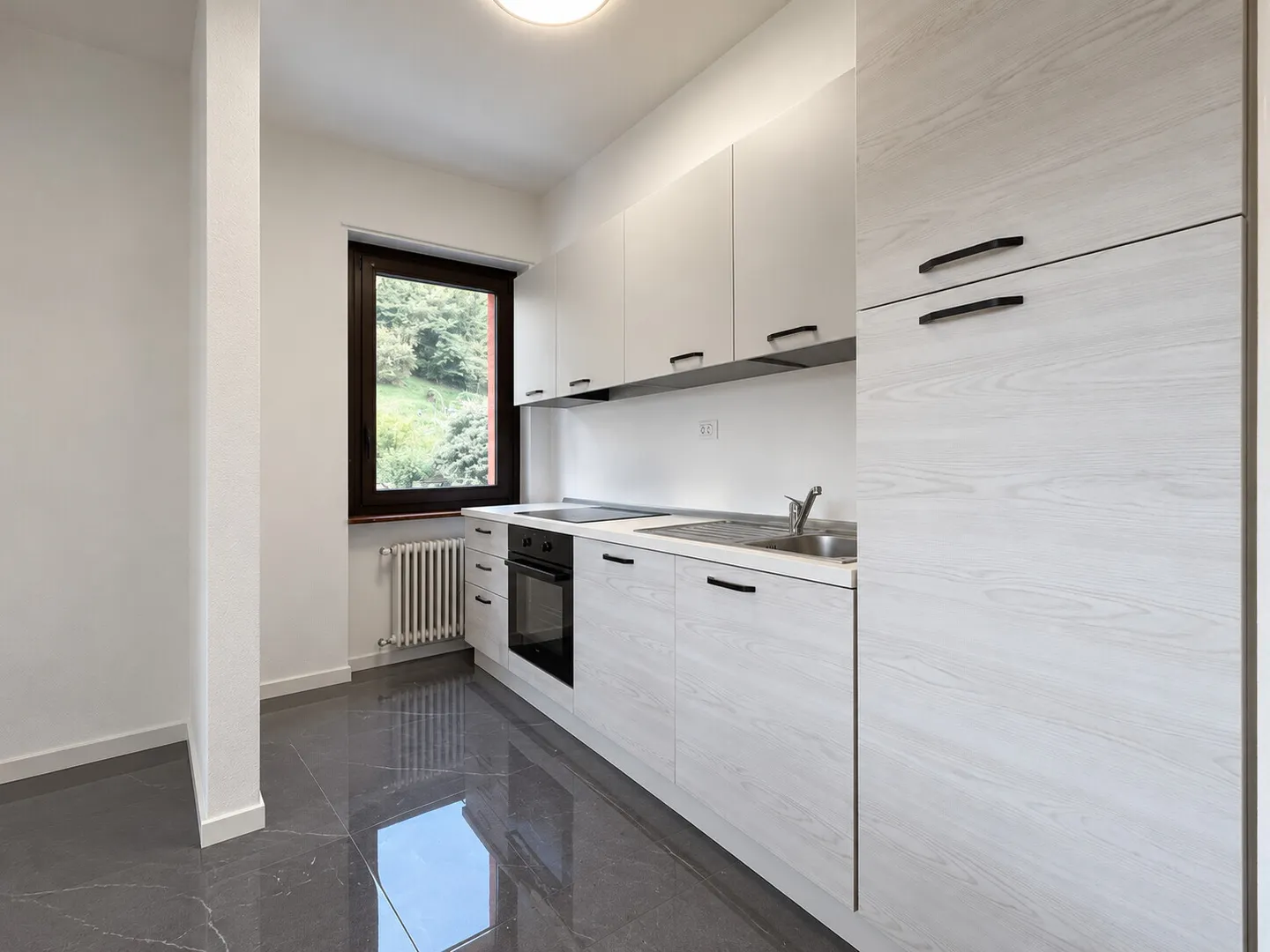 AFFITTASI ATTICO ARREDATO DI 3.5 LOCALI CON BALCONE A LUGANO - Photo 4 sur 13