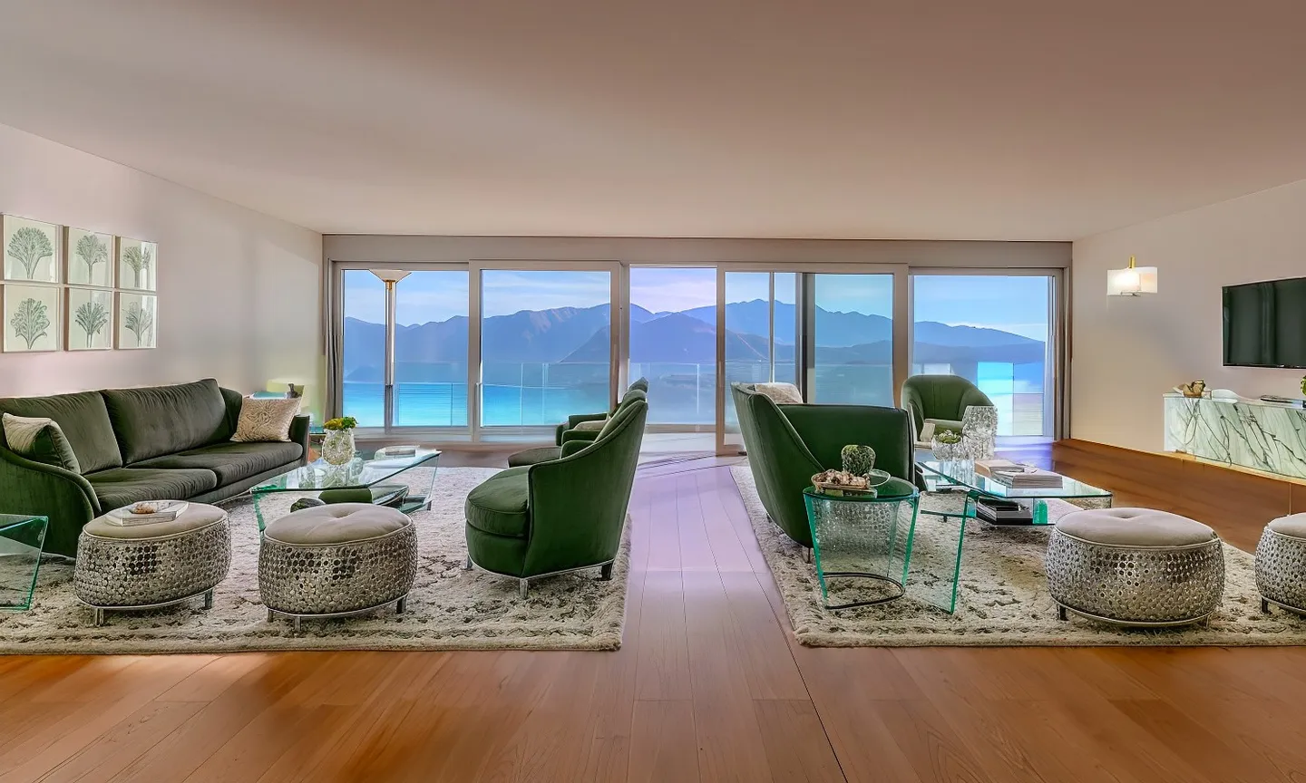 ENORME 4.5 VISTA LAGO IN RESIDENZA CON PISCINA A VERNATE - Foto 1 di 10