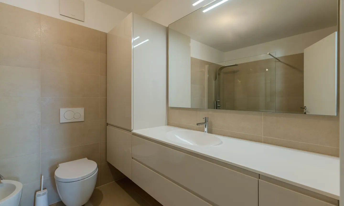 MODERNO E AMPIO 4.5 LOCALI CON TERRAZZA VISTA LAGO A VERNATE - Foto 10 von 13