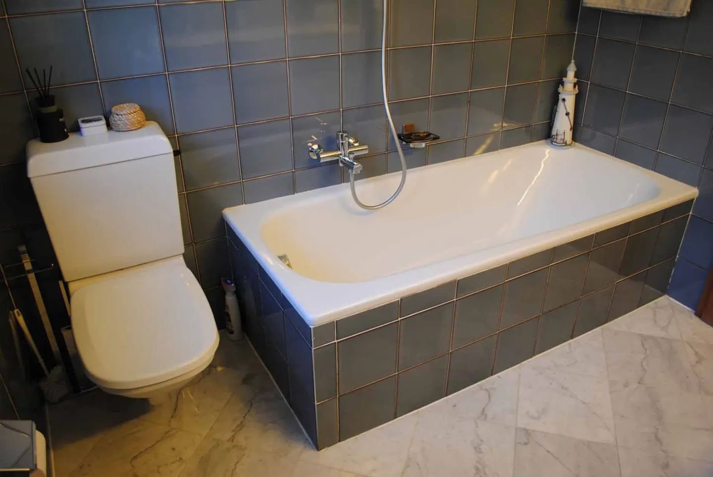 DUPLEX-ATTIKAWOHNUNG MIT 5.5 ZIMMERN UND POOL IN COMANO - Foto 13 von 13