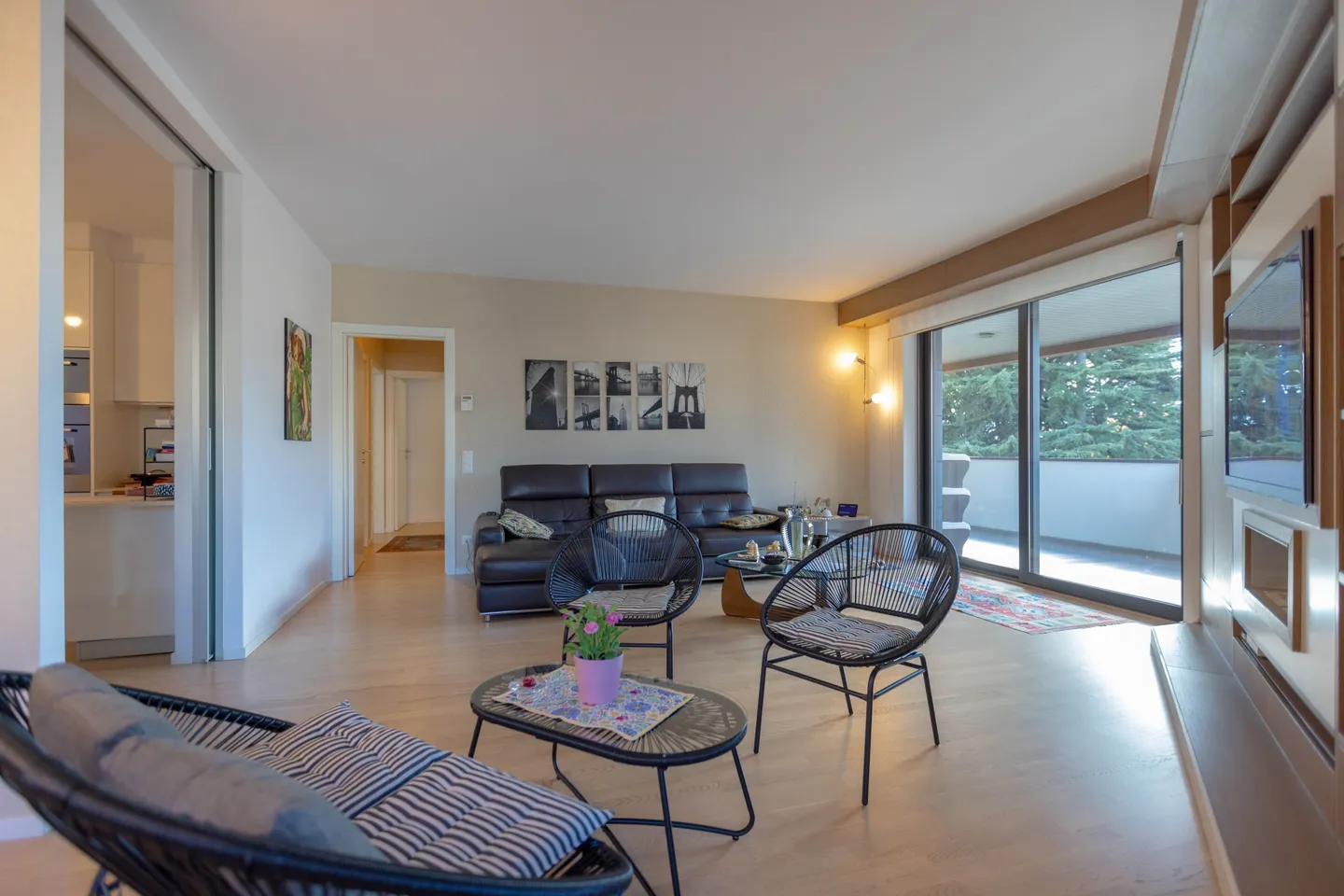 GERÄUMIGE UND MODERNE 4.5 HOCHWERTIGE WOHNUNG MIT TERRASSE IN BREGANZONA - Foto 2 von 13