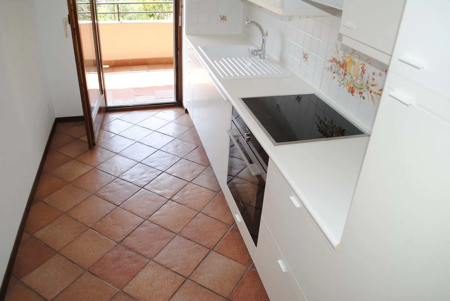 2.5 ROOMS WITH TERRACE IN A RESIDENCE WITH SWIMMING POOL IN COMANO - Photo 6 of 9
