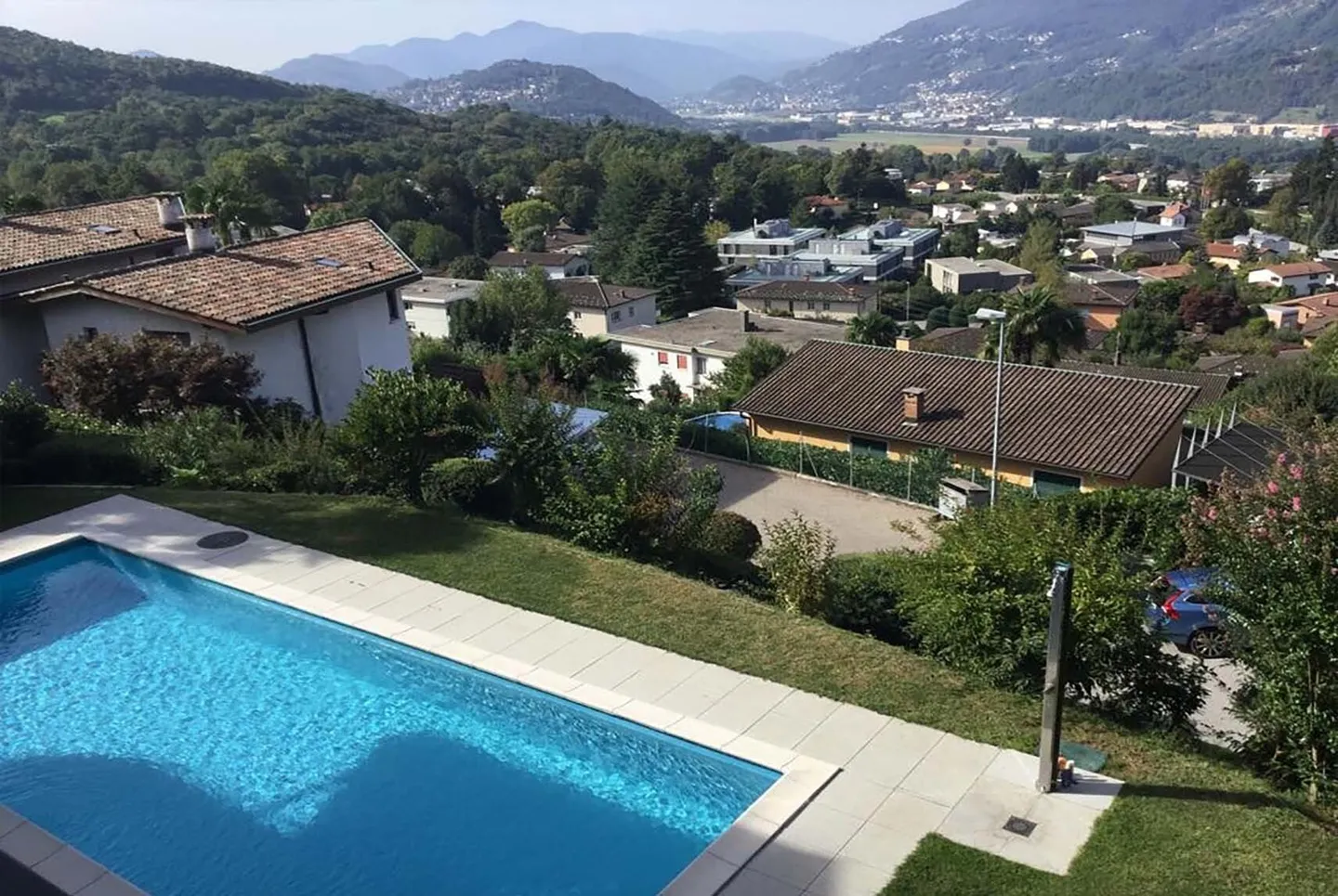 KOMFORTABLE 2.5 MIT TERRASSE IN EINER WOHNANLAGE MIT POOL IN COMANO - Foto 2 von 9