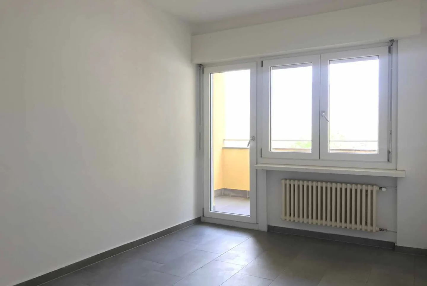 ZU VERMIETEN 2.5-ZIMMER-WOHNUNG MIT TERRASSE IN CADENAZZO - Foto 4 von 9