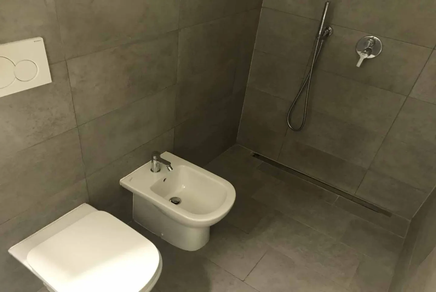 ZU VERMIETEN 2.5-ZIMMER-WOHNUNG MIT TERRASSE IN CADENAZZO - Foto 7 von 9