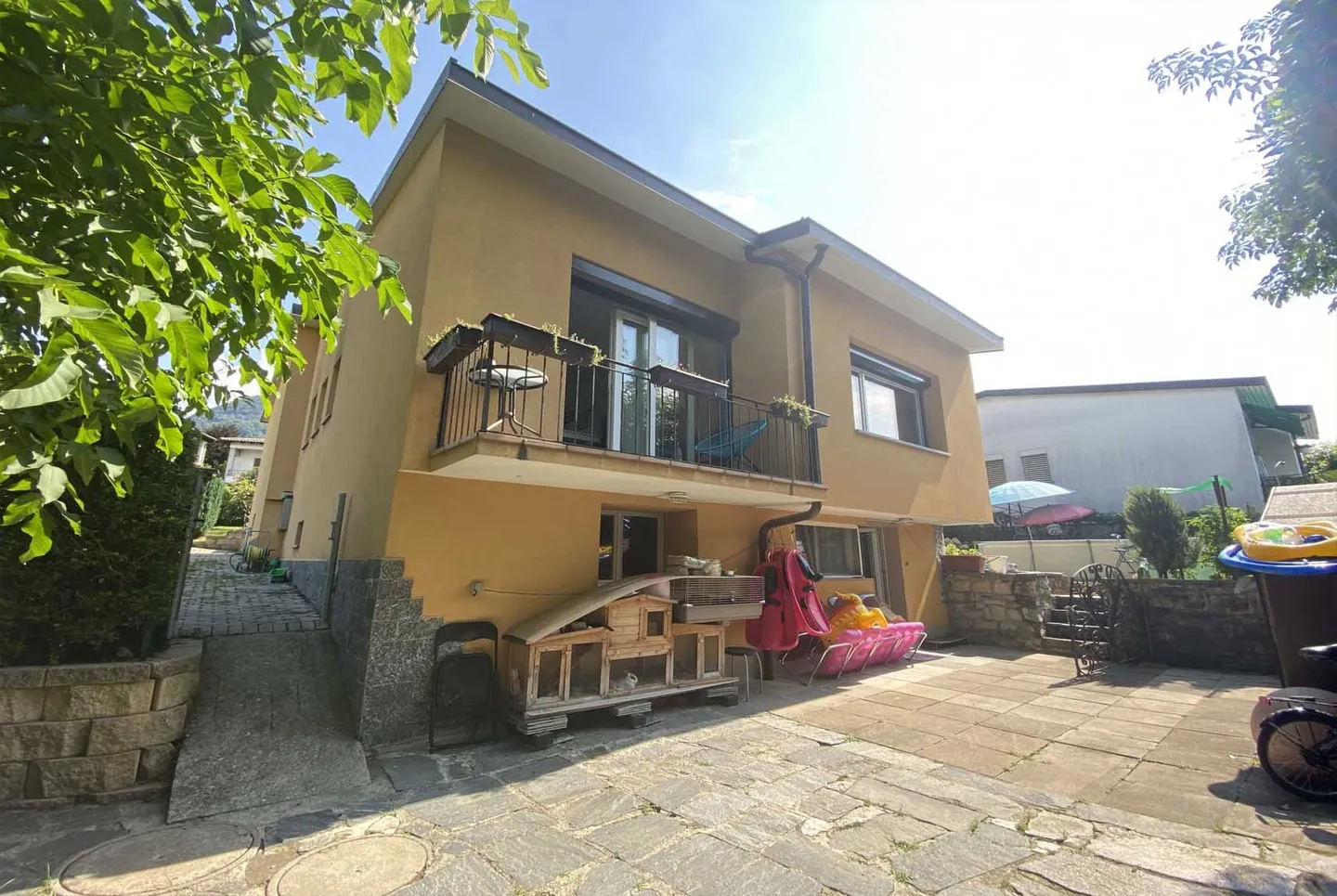 SPLENDIDA VILLA CON PISCINA E TERRENO EDIFICABILE A MORBIO - Foto 2 di 9