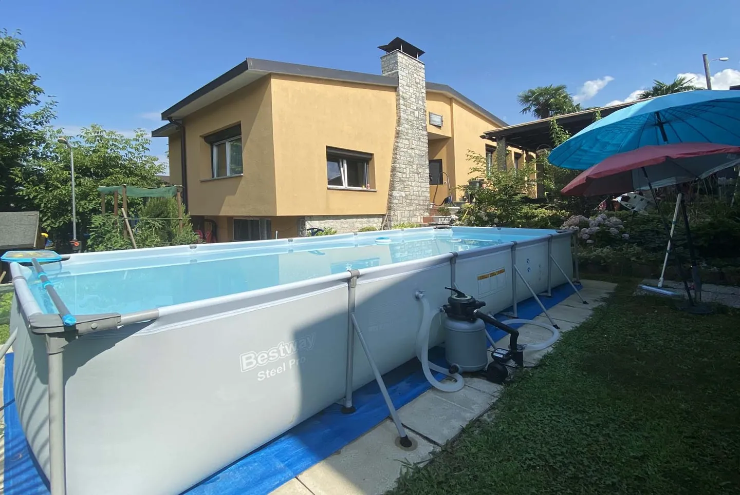 SPLENDIDA VILLA CON PISCINA E TERRENO EDIFICABILE A MORBIO - Foto 8 di 9