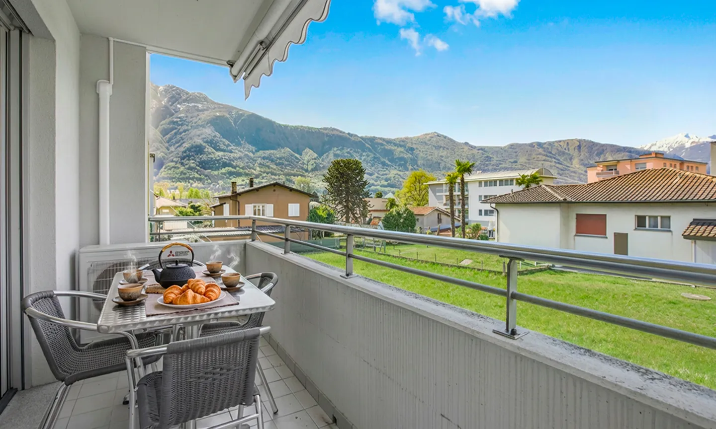 GERÄUMIGE 4.5 ZIMMER MIT GARTEN IN EINEM ZWEIFAMILIENHAUS IN SEMENTINA - Foto 3 von 9