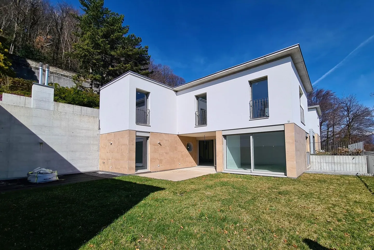 VILLA 5.5 ZIMMER MIT GARTEN UND OFFENEM BLICK IN COLLINA D'ORO - Foto 4 von 13
