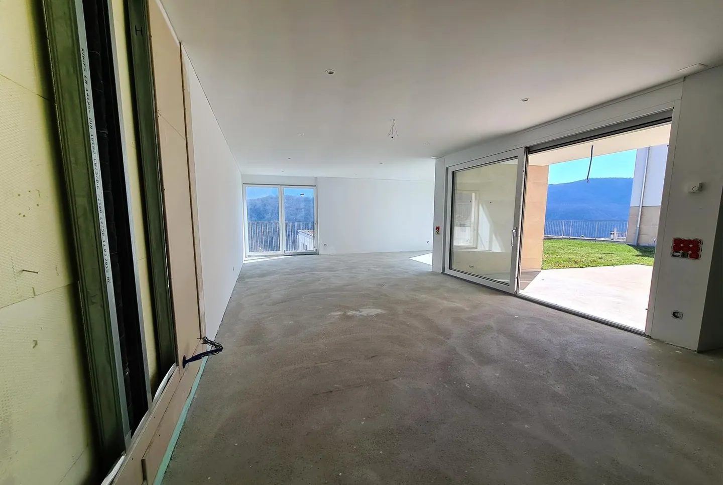 VILLA 5.5 ZIMMER MIT GARTEN UND OFFENEM BLICK IN COLLINA D'ORO - Foto 3 von 13