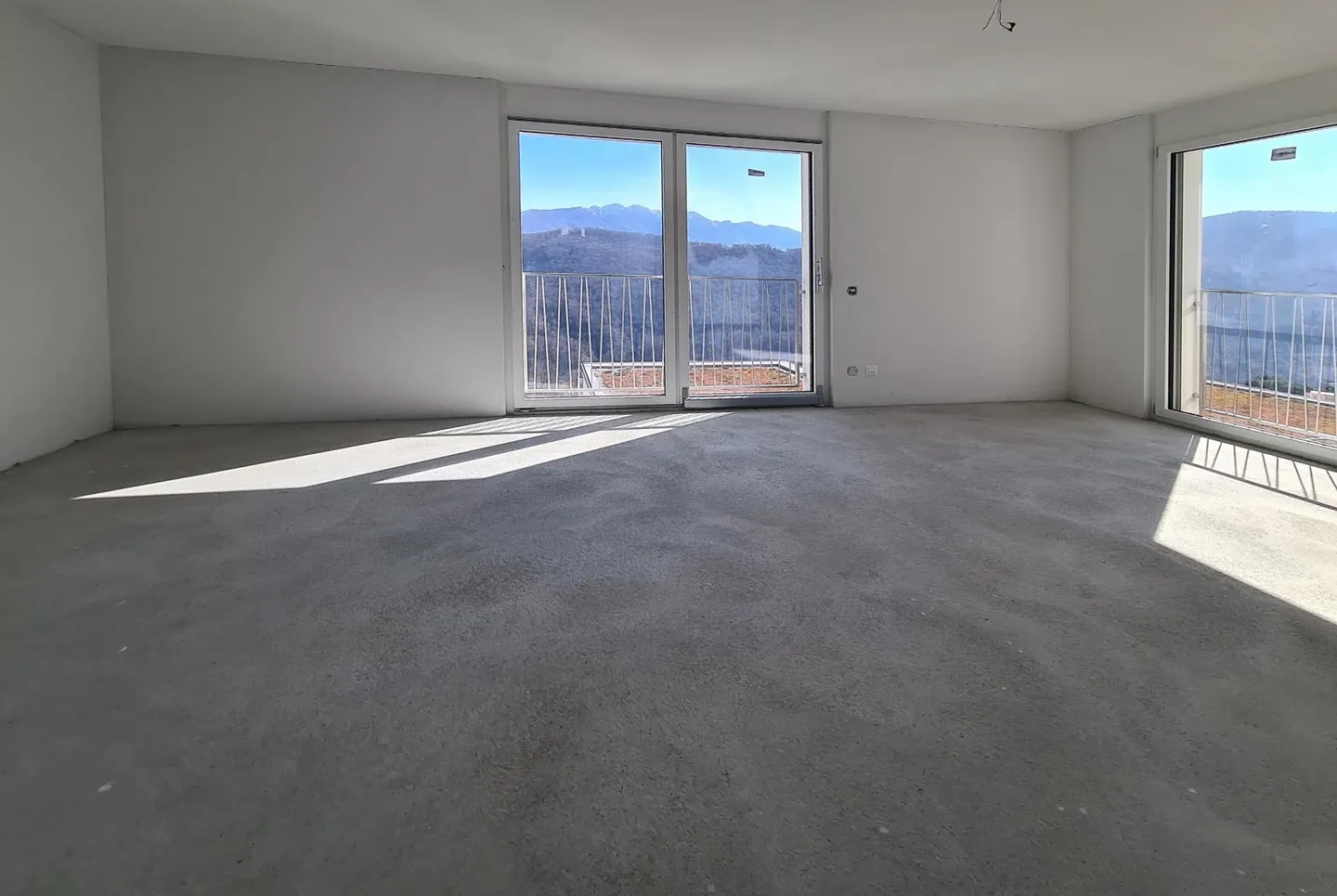 VILLA 5.5 ZIMMER MIT GARTEN UND OFFENEM BLICK IN COLLINA D'ORO - Foto 5 von 13