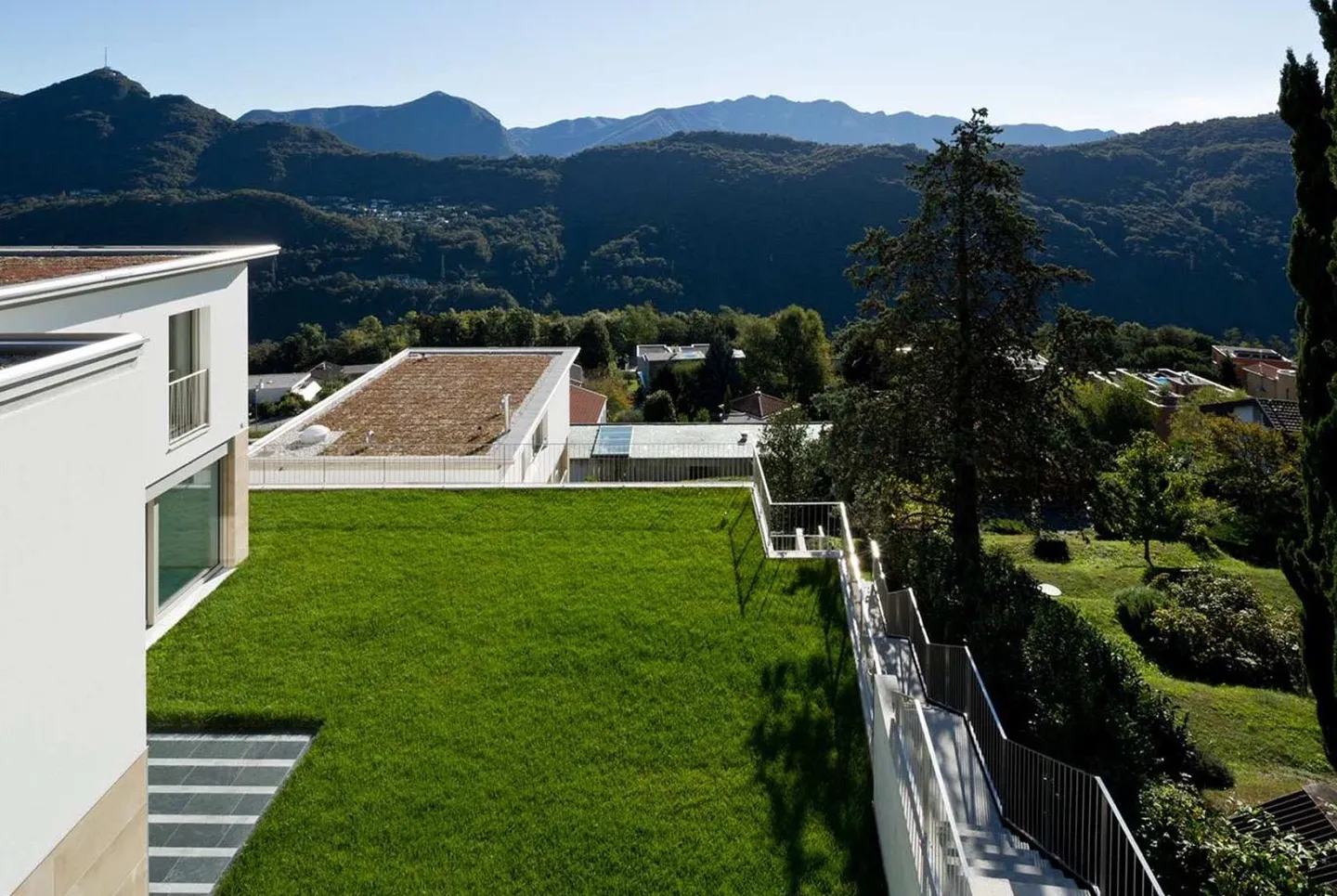 VILLA 5.5 ZIMMER MIT GARTEN UND OFFENEM BLICK IN COLLINA D'ORO - Foto 2 von 13