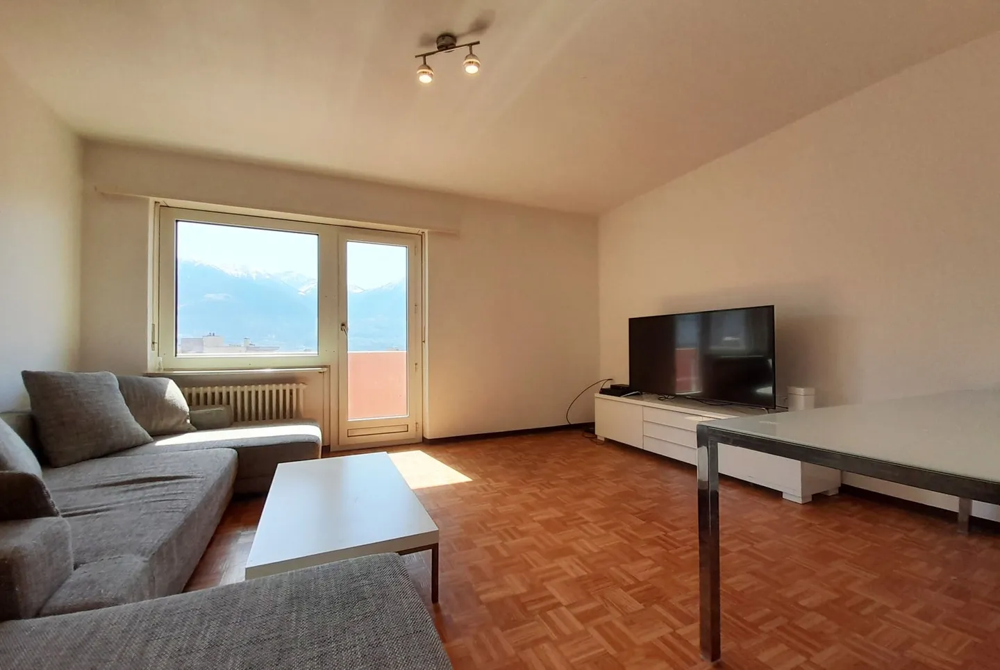 GERÄUMIGE 3.5-ZIMMER-WOHNUNG MIT TERRASSE IN MINUSIO - Foto 1 von 9