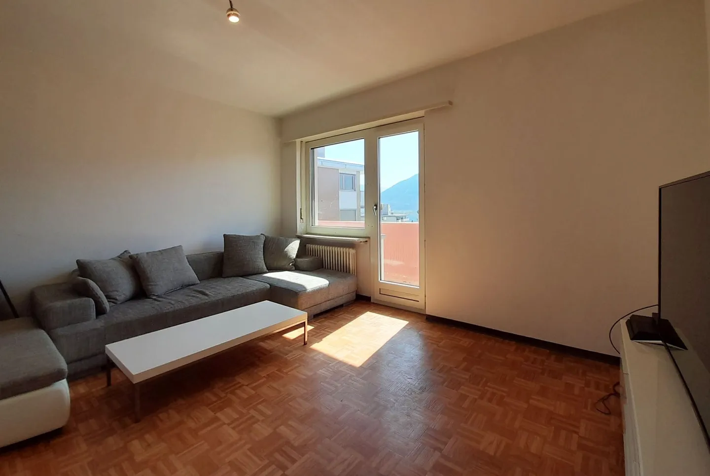 GERÄUMIGE 3.5-ZIMMER-WOHNUNG MIT TERRASSE IN MINUSIO - Foto 4 von 9