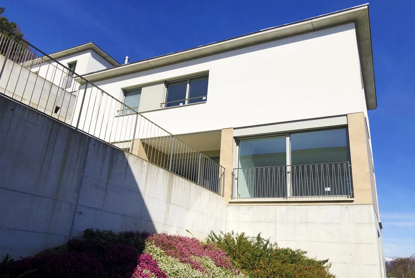 MODERNE VILLA 4.5 ZIMMER MIT GROSSEN GARTEN IN COLLINA D'ORO - Foto 2 von 13