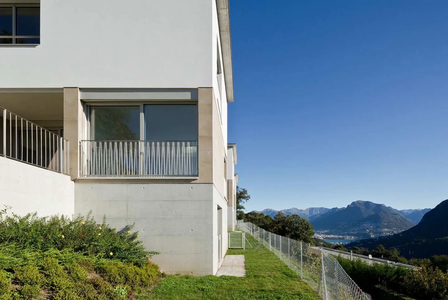 NEUE VILLA 4.5 ZIMMER MIT GROSSEM GARTEN IN COLLINA D'ORO - Foto 2 von 13