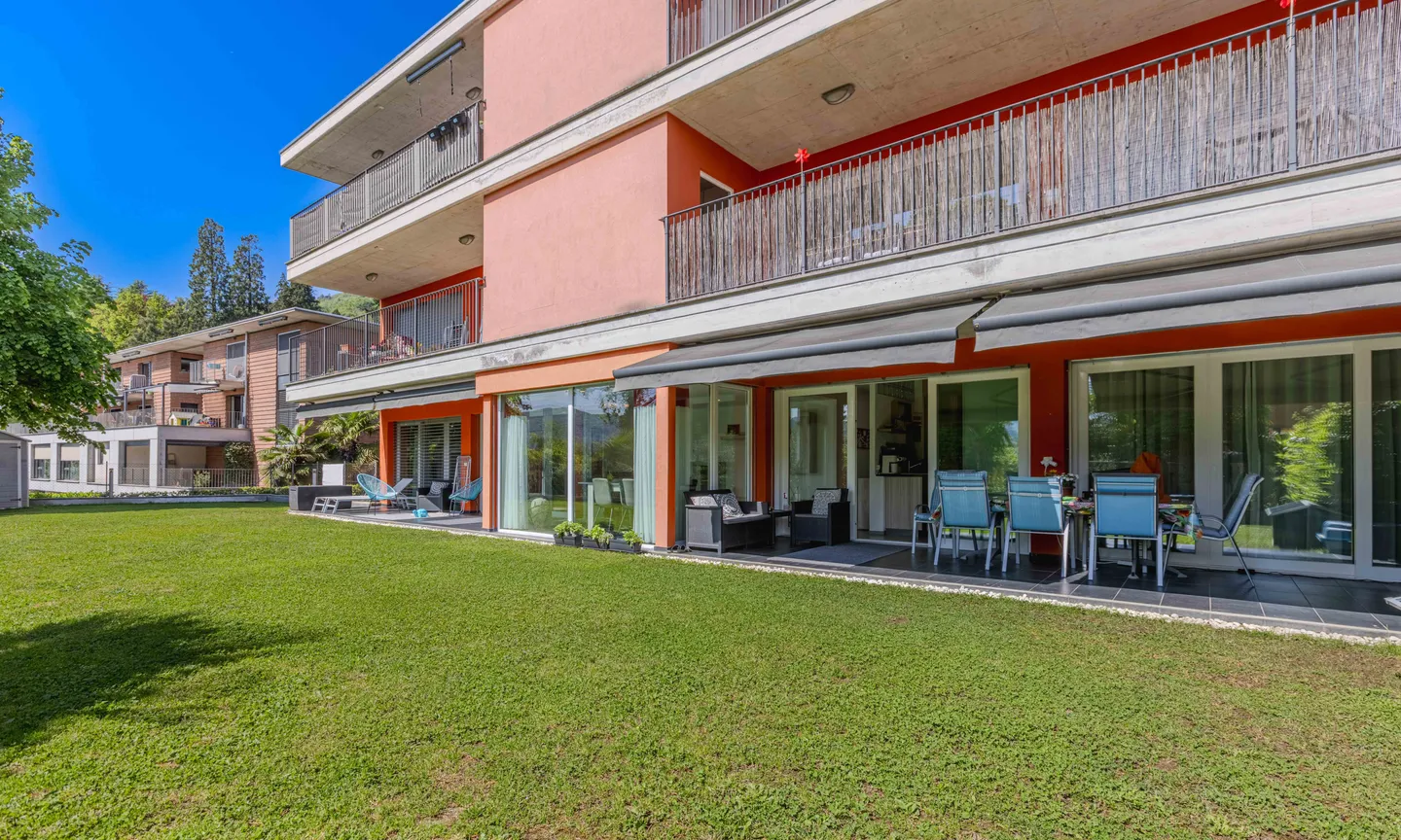 STUNNING 3.5 ROOMS WITH LARGE GARDEN IN AGNO - Photo 2 of 10