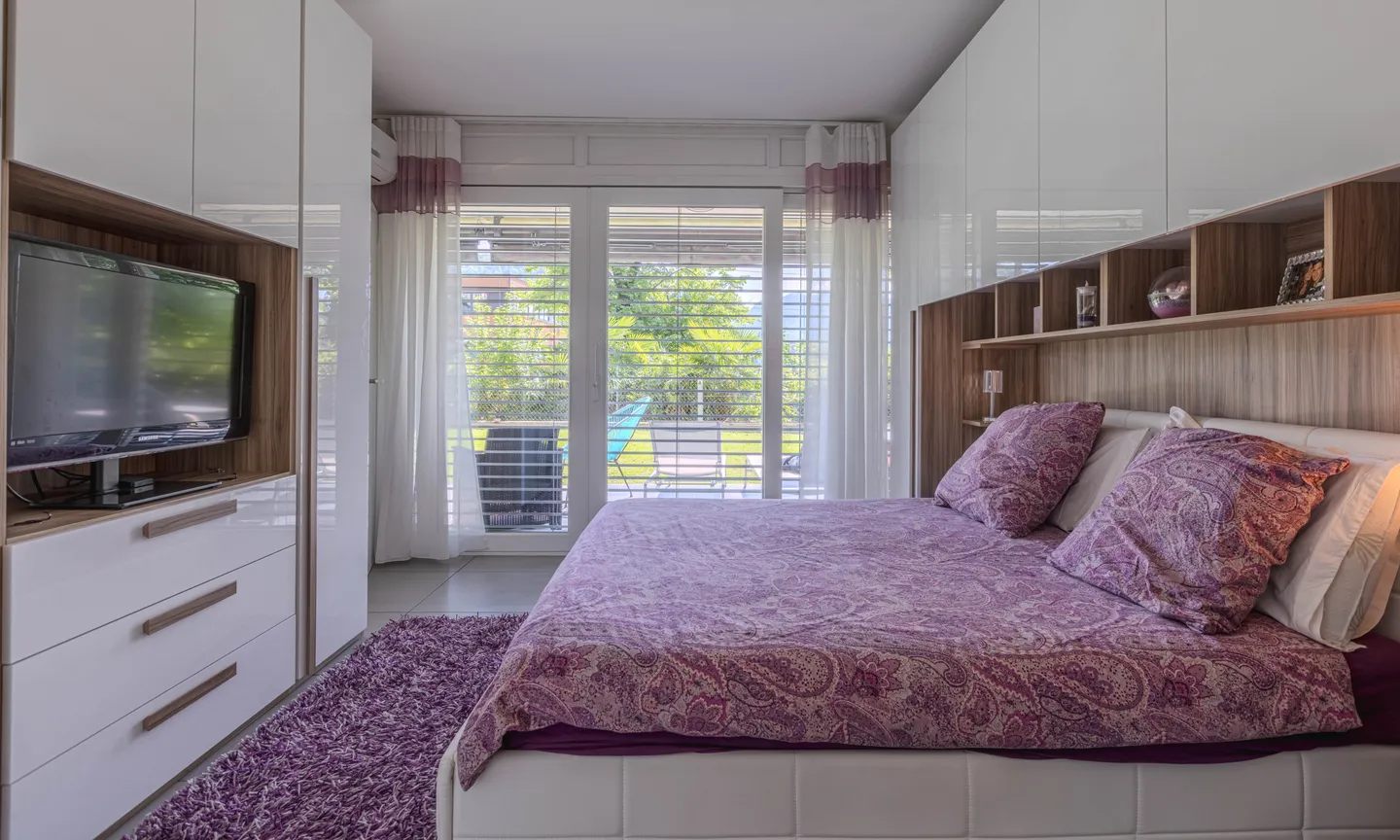 STUNNING 3.5 ROOMS WITH LARGE GARDEN IN AGNO - Photo 6 of 10