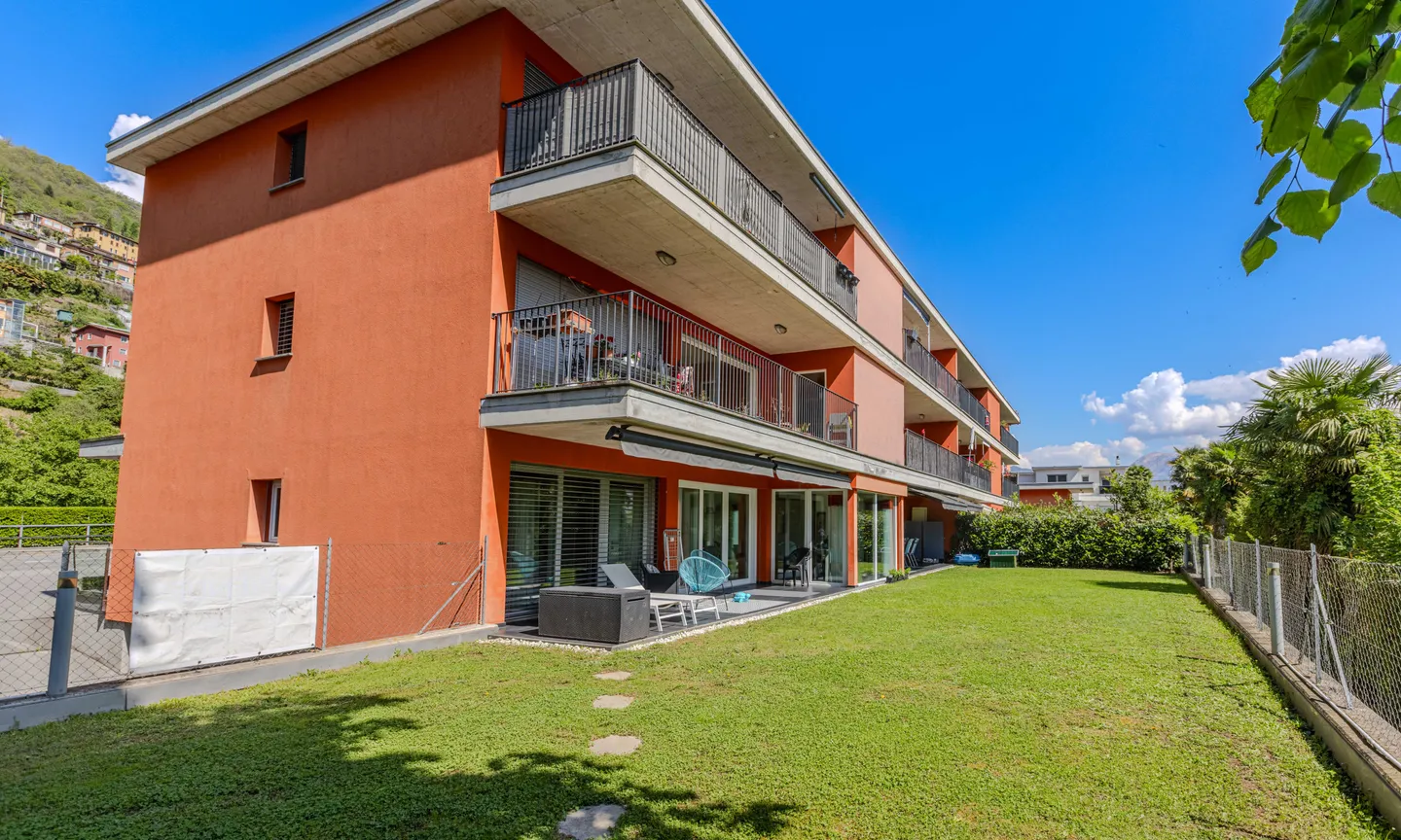 STUNNING 3.5 ROOMS WITH LARGE GARDEN IN AGNO - Photo 8 of 10