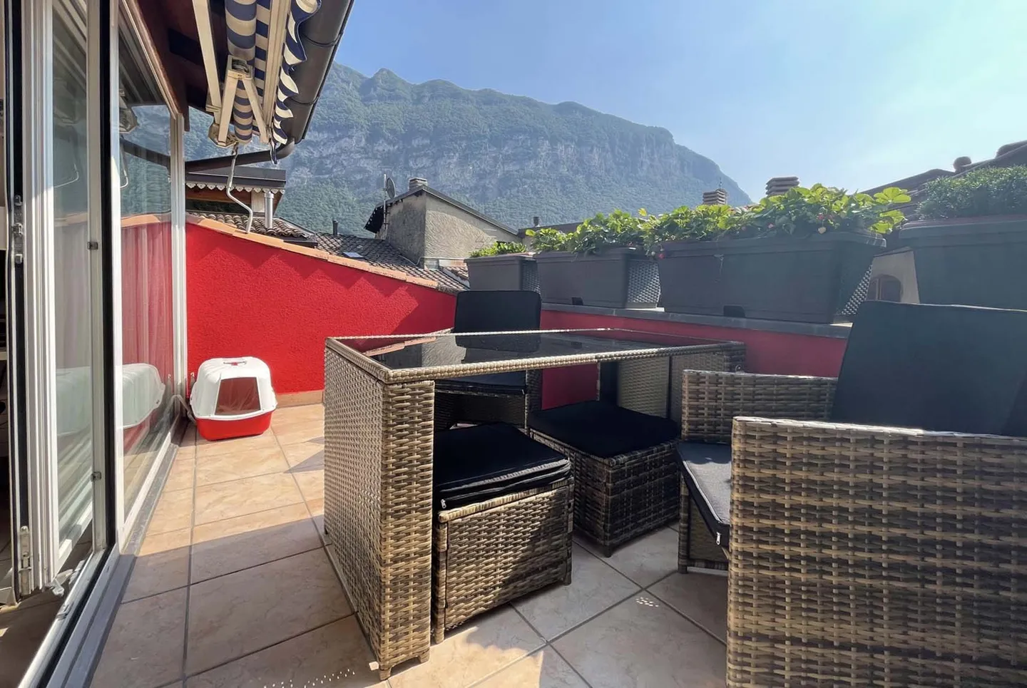 SPACIOUS AND TYPICAL 5.5-ROOM HOUSE IN RIVA SAN VITALE - Photo 2 of 13