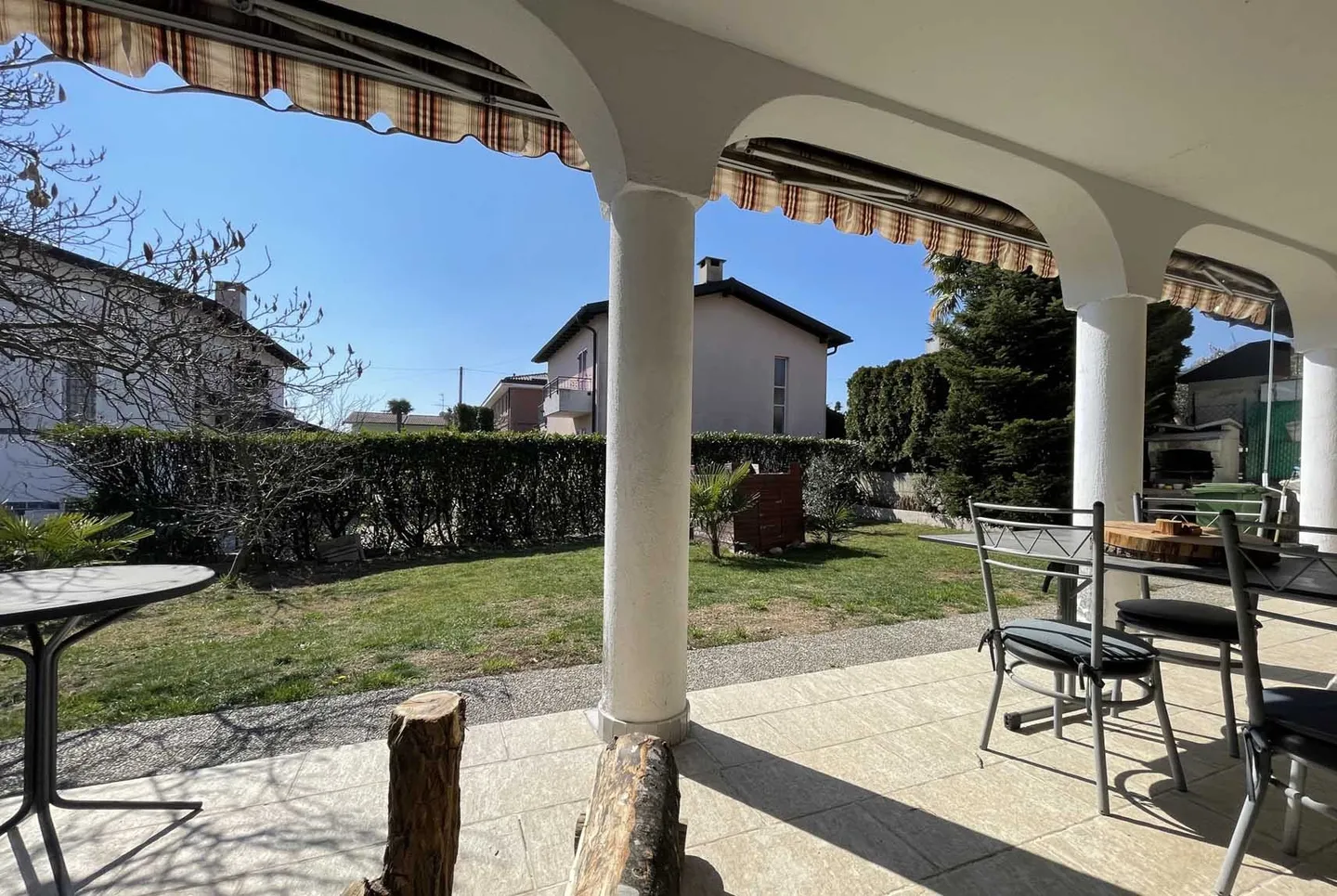 SPACIOUS SINGLE-FAMILY VILLA 4.5 ROOMS WITH GARDEN IN STABIO - Photo 3 of 13