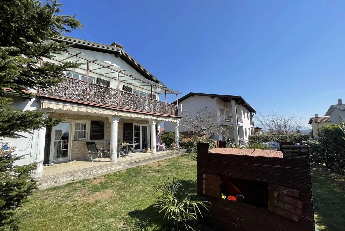 SPACIOUS SINGLE-FAMILY VILLA 4.5 ROOMS WITH GARDEN IN STABIO - Photo 2 of 13