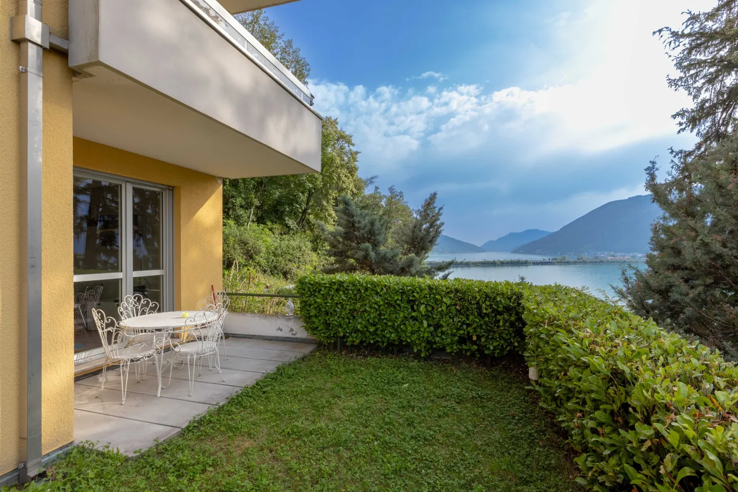 BELLISSIMO 2.5 LOCALI VISTA LAGO CON GIARDINO A BISSONE - Foto 2 di 9
