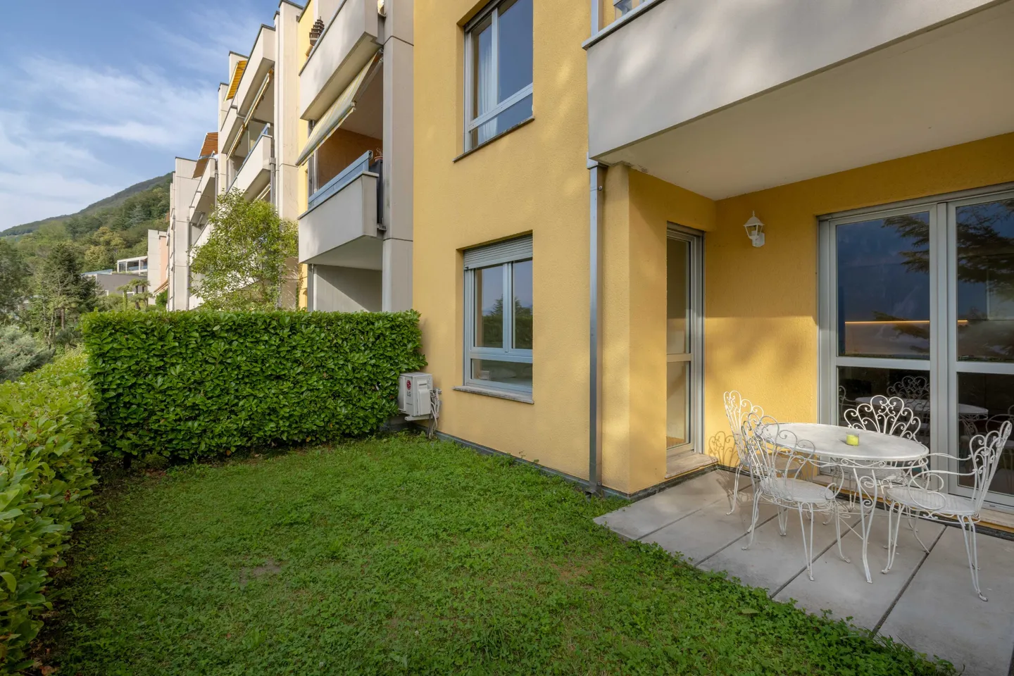 BELLISSIMO 2.5 LOCALI VISTA LAGO CON GIARDINO A BISSONE - Foto 8 di 9