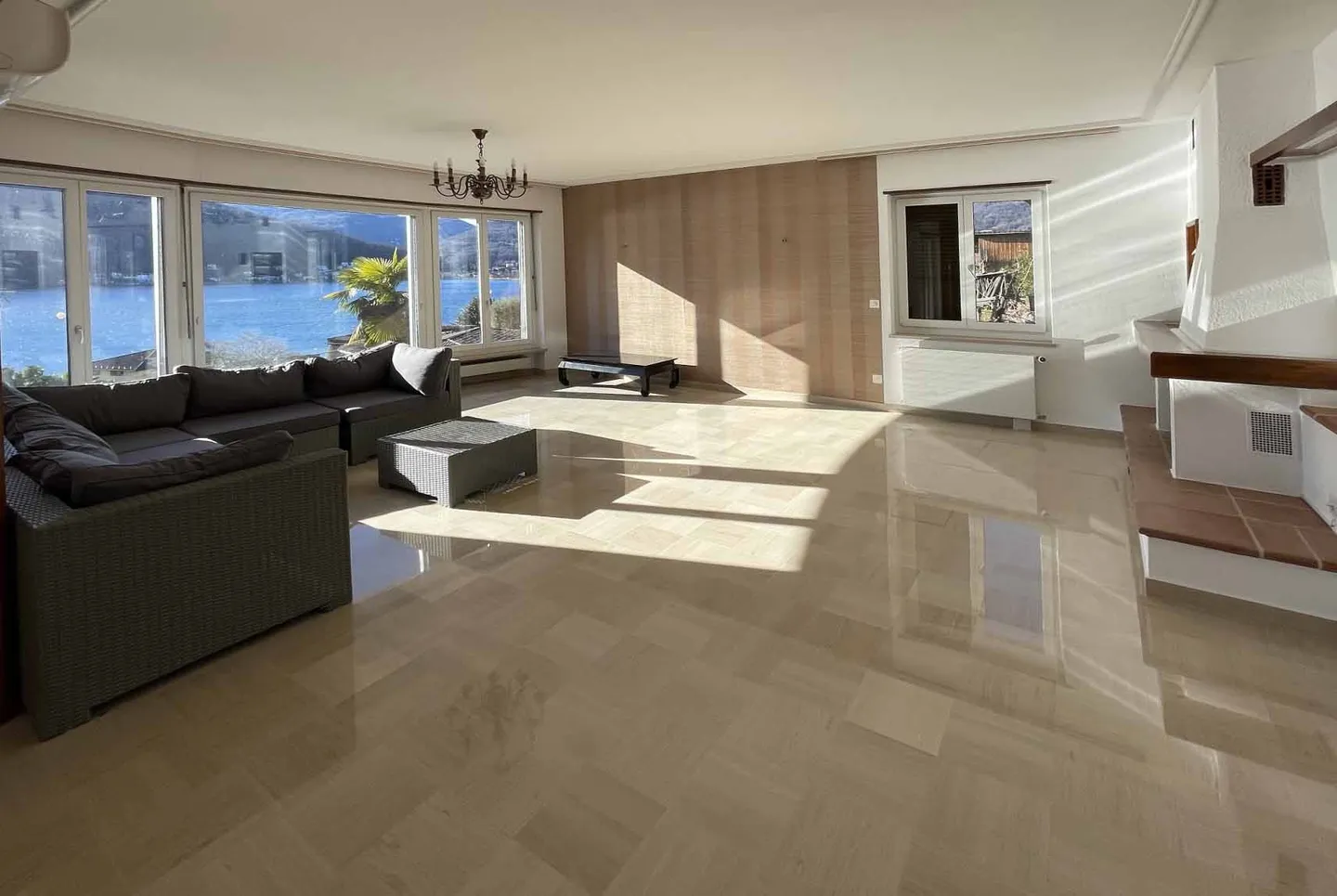 GERÄUMIGE UND PRESTIGETRÄCHTIGE VILLA 8.5 MIT SEEBLICK IN COLLINA D'ORO - Foto 3 von 12