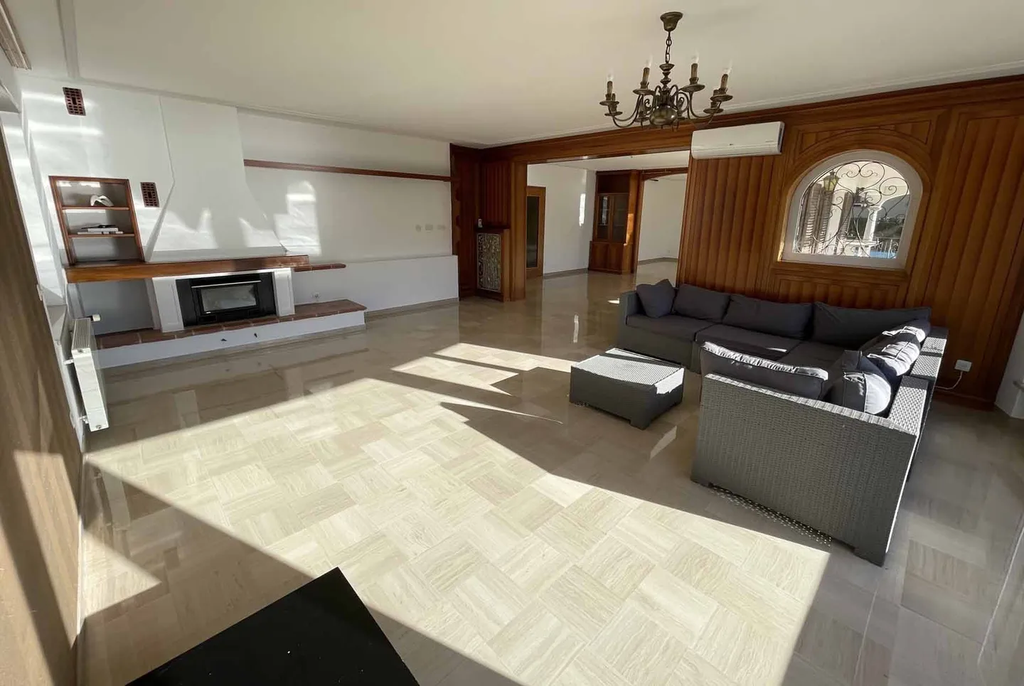 GERÄUMIGE UND PRESTIGETRÄCHTIGE VILLA 8.5 MIT SEEBLICK IN COLLINA D'ORO - Foto 4 von 12