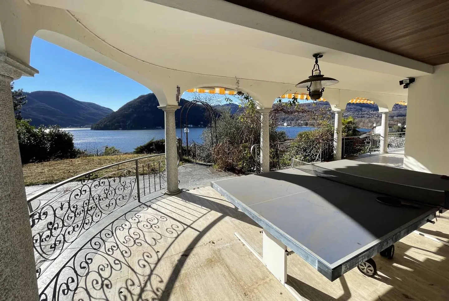 VILLA ÉLÉGANTE 8.5 AVEC VUE IMPRENABLE SUR LE LAC À COLLINA D'ORO - Photo 1 sur 10