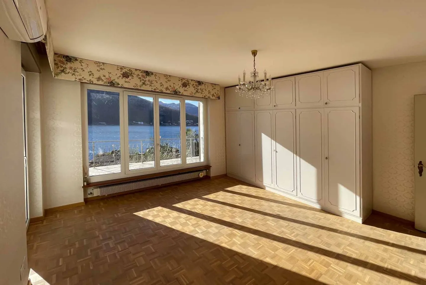 GERÄUMIGE UND PRESTIGETRÄCHTIGE VILLA 8.5 MIT SEEBLICK IN COLLINA D'ORO - Foto 8 von 12