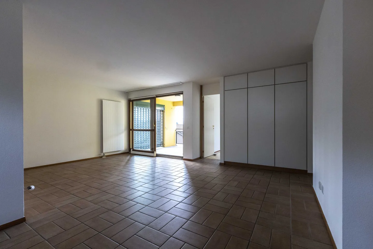 LARGE AND BRIGHT 4.5 ROOMS WITH PRIVATE BALCONY IN CADEMPINO - Photo 3 of 10