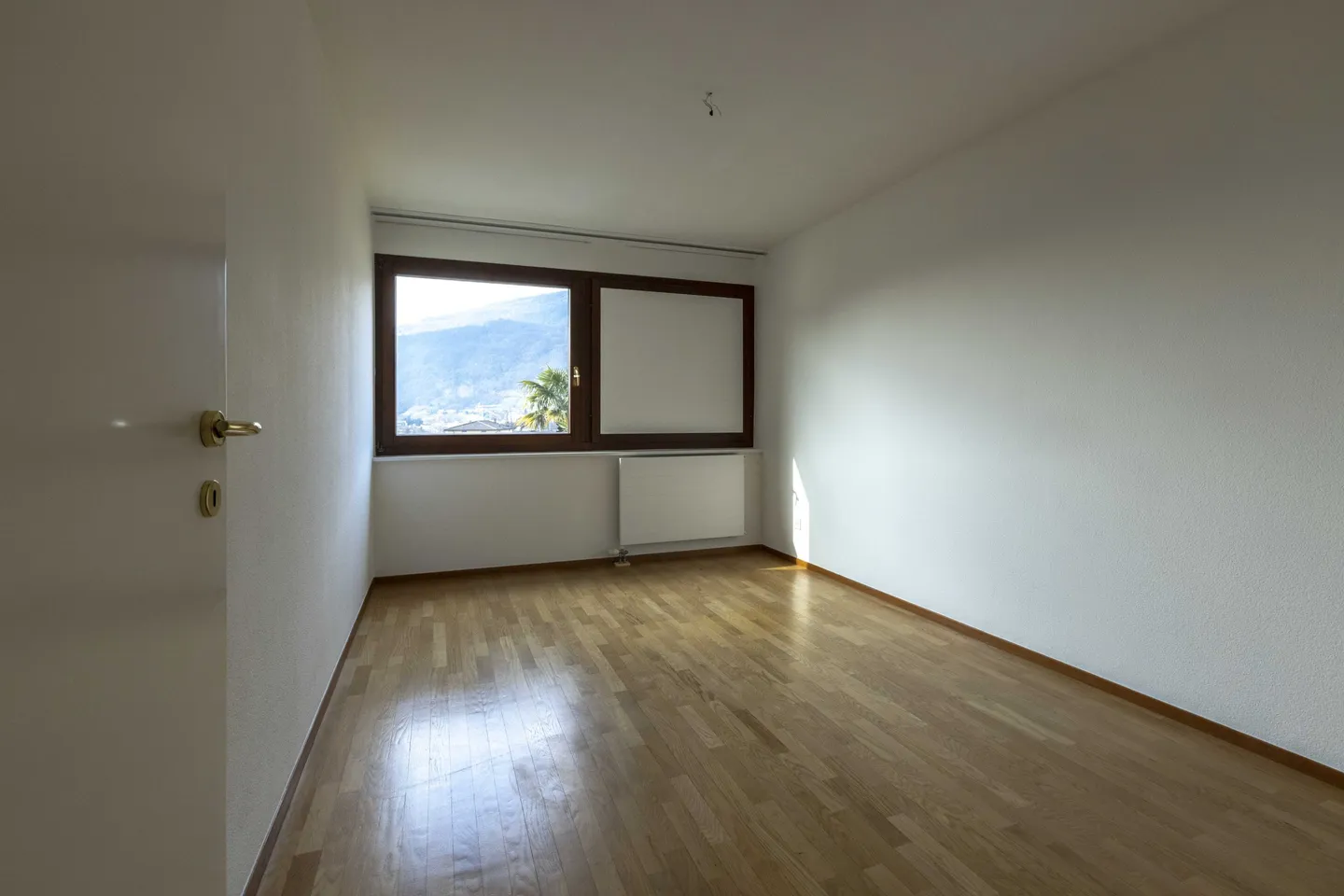 LARGE AND BRIGHT 4.5 ROOMS WITH PRIVATE BALCONY IN CADEMPINO - Photo 7 of 10