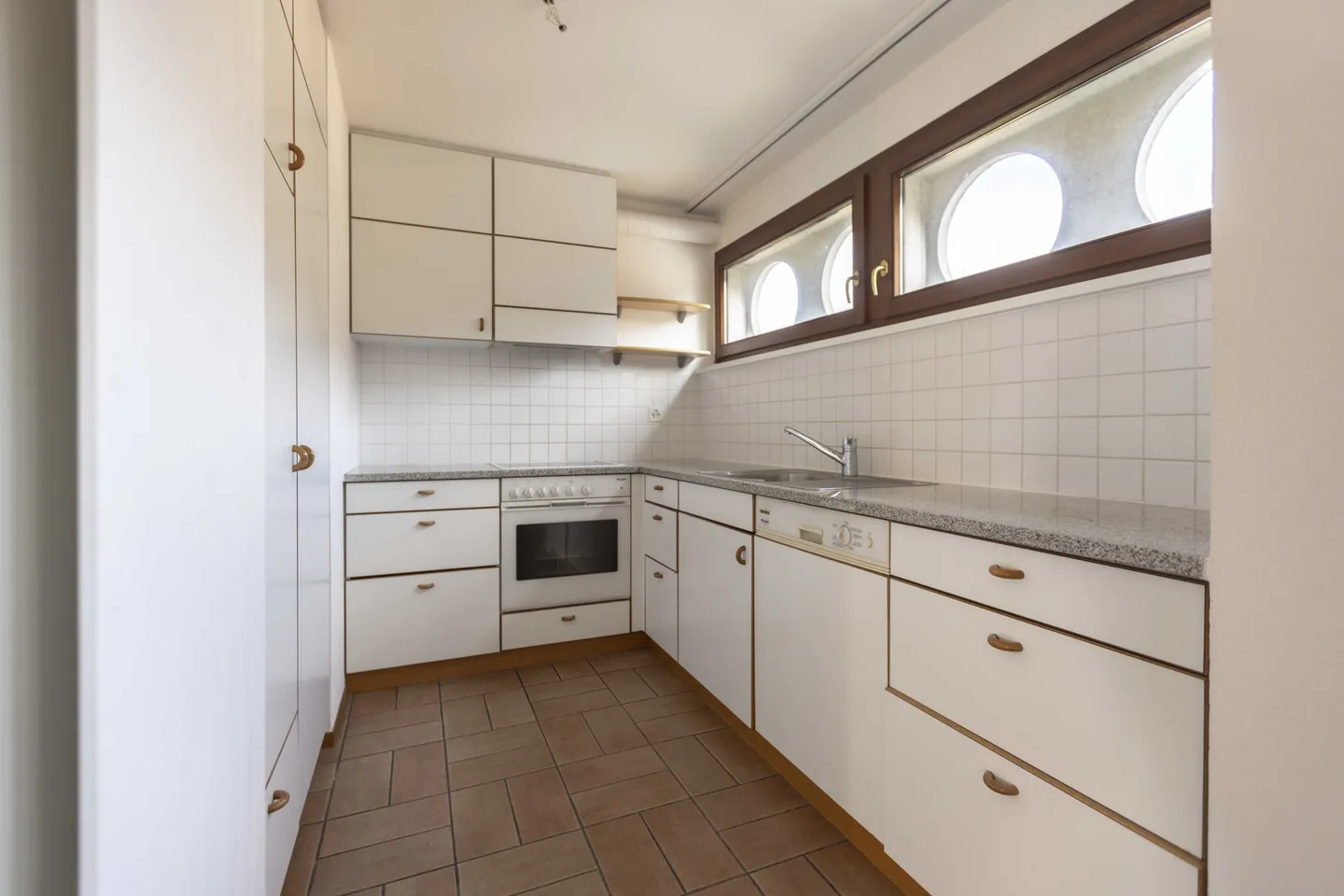 LARGE AND BRIGHT 4.5 ROOMS WITH PRIVATE BALCONY IN CADEMPINO - Photo 5 of 10