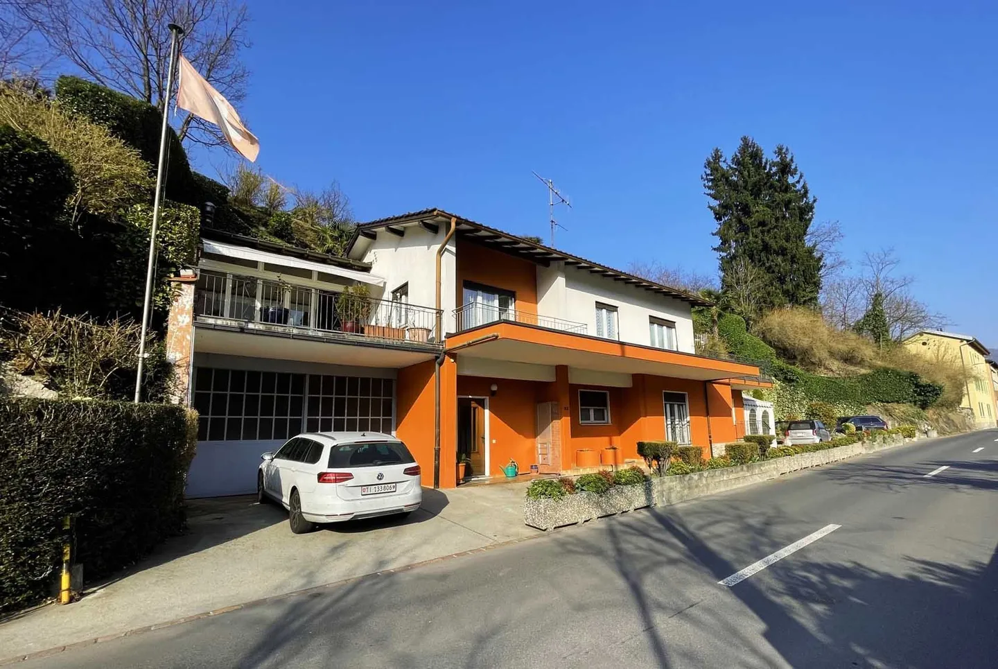 CASA BIFAMILIARE CON TERRENO EDIFICABILE A PONTE CREMENAGA - Foto 1 di 11