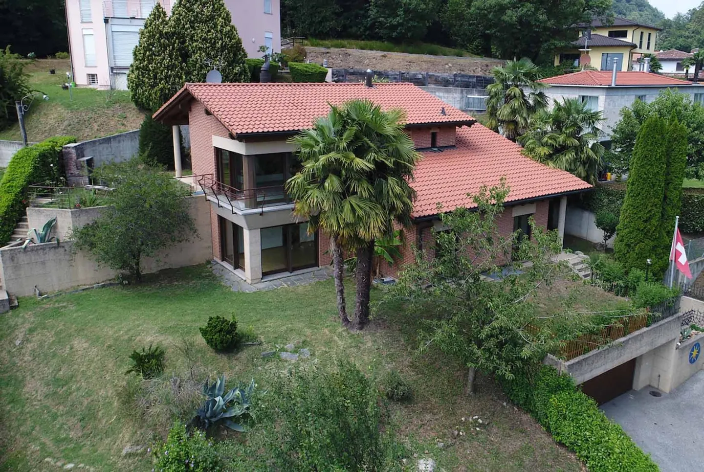 SPLENDIDE VILLA DE 6,5 PIÈCES AVEC GRAND JARDIN À BIOGGIO - Photo 1 sur 12