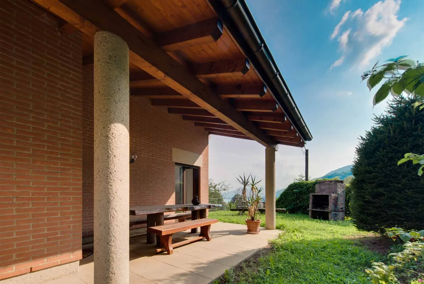 SPLENDIDE VILLA DE 6,5 PIÈCES AVEC GRAND JARDIN À BIOGGIO - Photo 2 sur 12