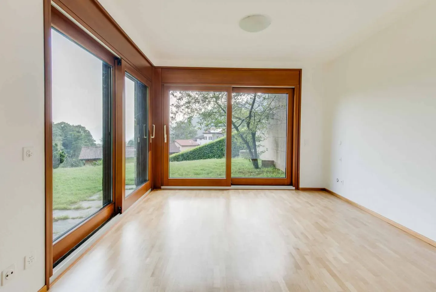 SPLENDIDA VILLA DI 6.5 LOCALI CON GRANDE GIARDINO A BIOGGIO - Foto 8 von 13