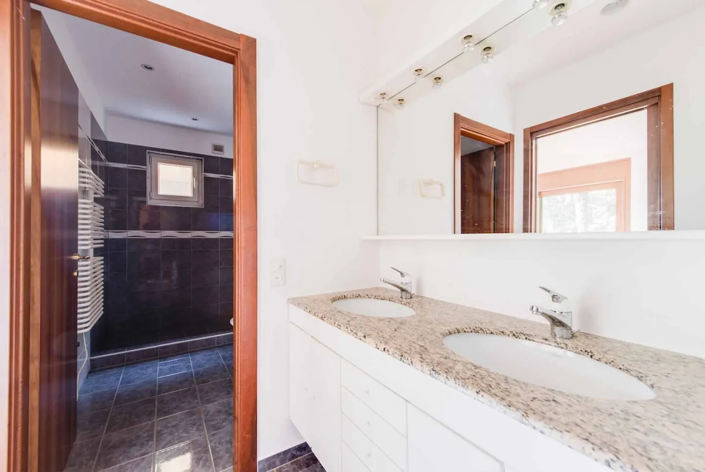 SPLENDIDA VILLA DI 6.5 LOCALI CON GRANDE GIARDINO A BIOGGIO - Foto 9 von 13