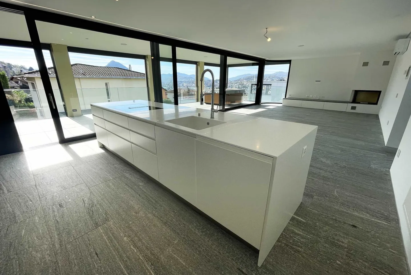 ATTICO MODERNE ET SPACIEUX 4.5 AVEC ÉNORME TERRASSE À LUGANO - Photo 1 sur 10