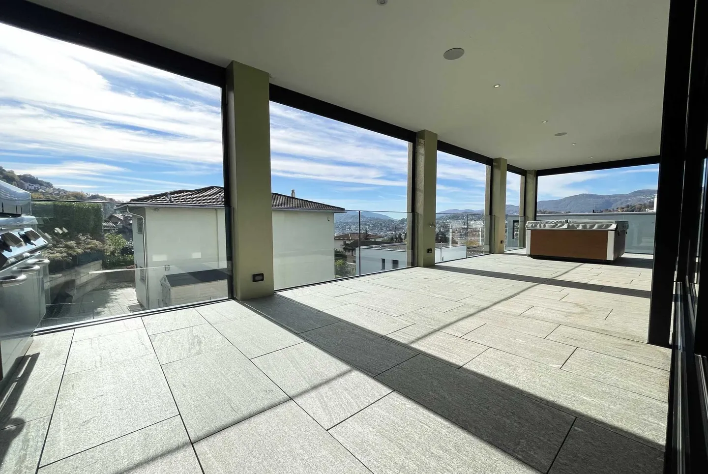 ATTICO MODERNE ET SPACIEUX 4.5 AVEC ÉNORME TERRASSE À LUGANO - Photo 2 sur 10