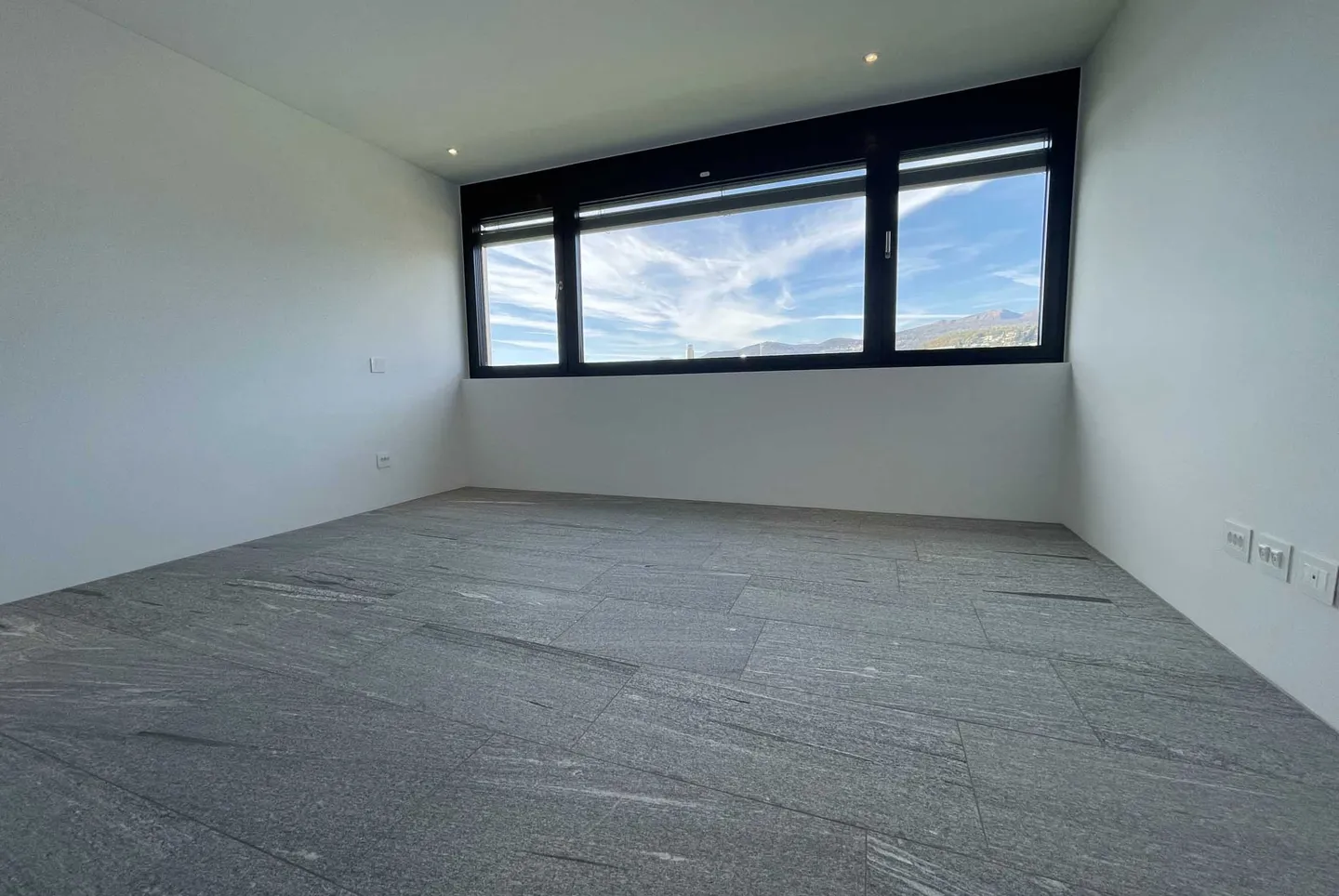 ATTICO MODERNE ET SPACIEUX 4.5 AVEC ÉNORME TERRASSE À LUGANO - Photo 8 sur 10