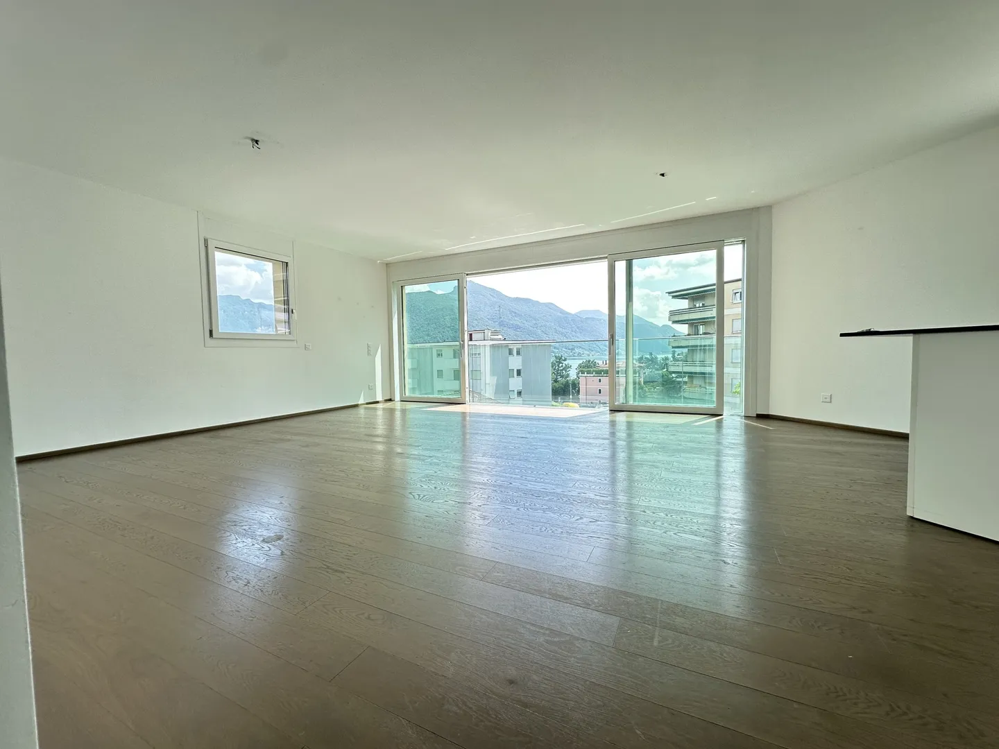STUPENDO 4.5 LOCALI CON ROOF TOP VISTA LAGO A MELIDE - Foto 2 di 9