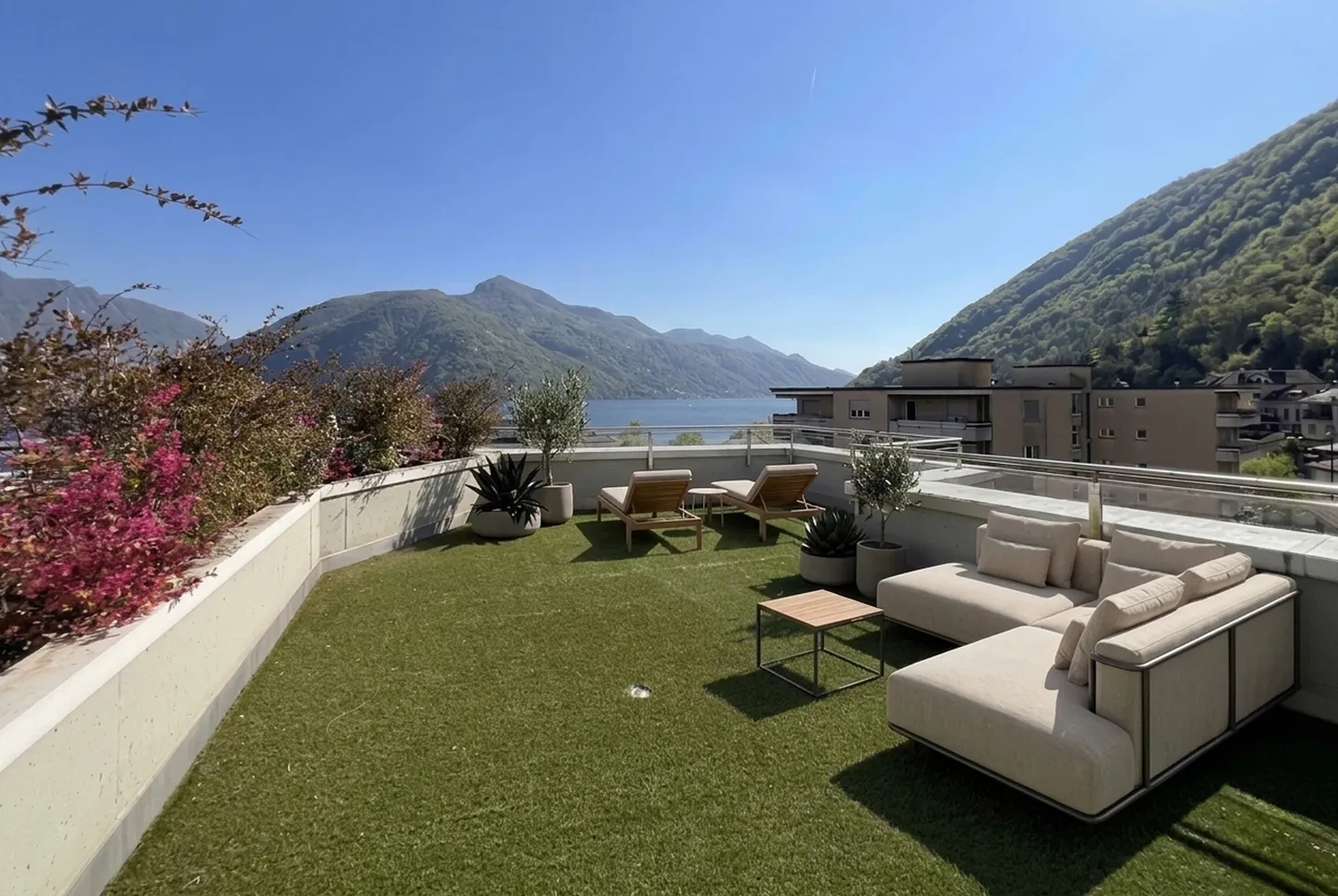 SPACIOUS AND BRIGHT 4.5 ROOMS WITH ROOF TOP LAKE VIEW IN MELIDE - Photo 2 of 10
