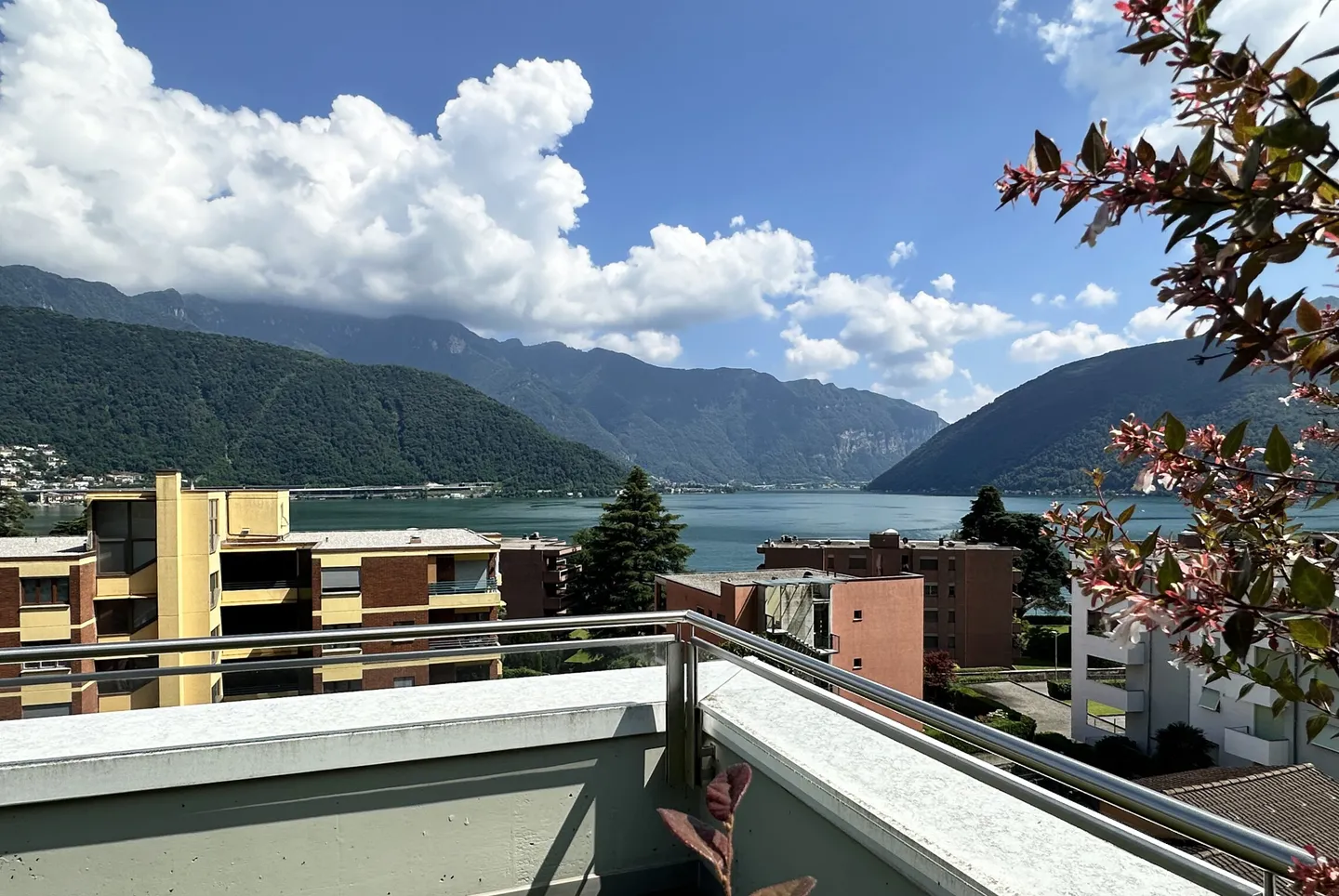 SPACIOUS AND BRIGHT 4.5 ROOMS WITH ROOF TOP LAKE VIEW IN MELIDE - Photo 4 of 10