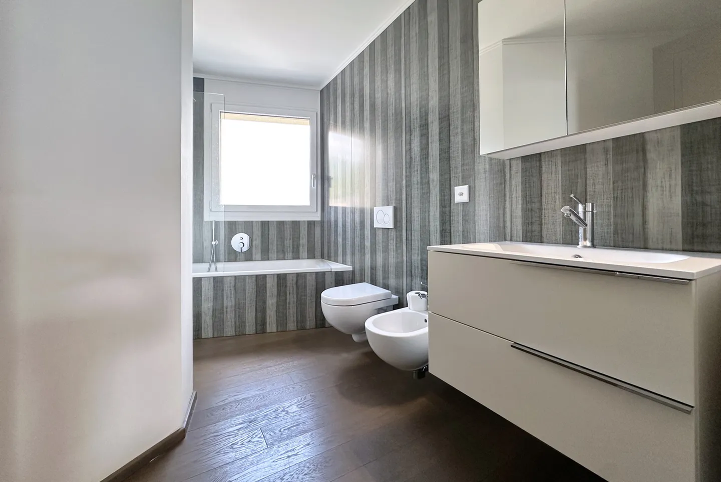 SPACIOUS AND BRIGHT 4.5 ROOMS WITH ROOF TOP LAKE VIEW IN MELIDE - Photo 9 of 10