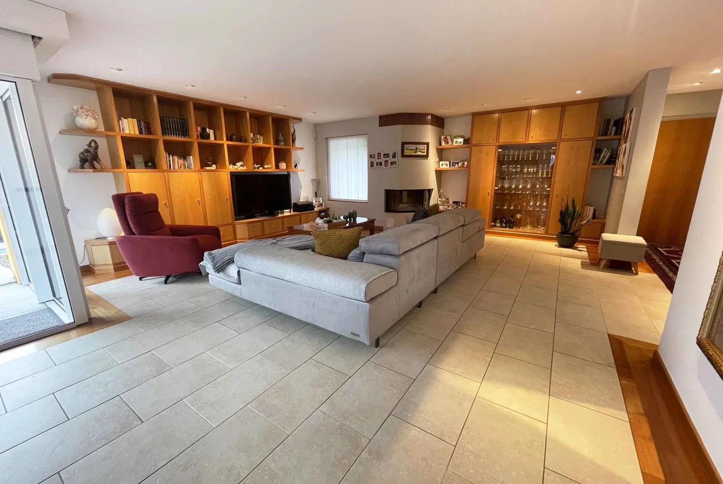 PRÄCHTIGE VILLA MIT 6 ZIMMERN UND HOCHWERTIGEN AUSFÜHRUNGEN IN CAPRIASCA - Foto 1 von 9