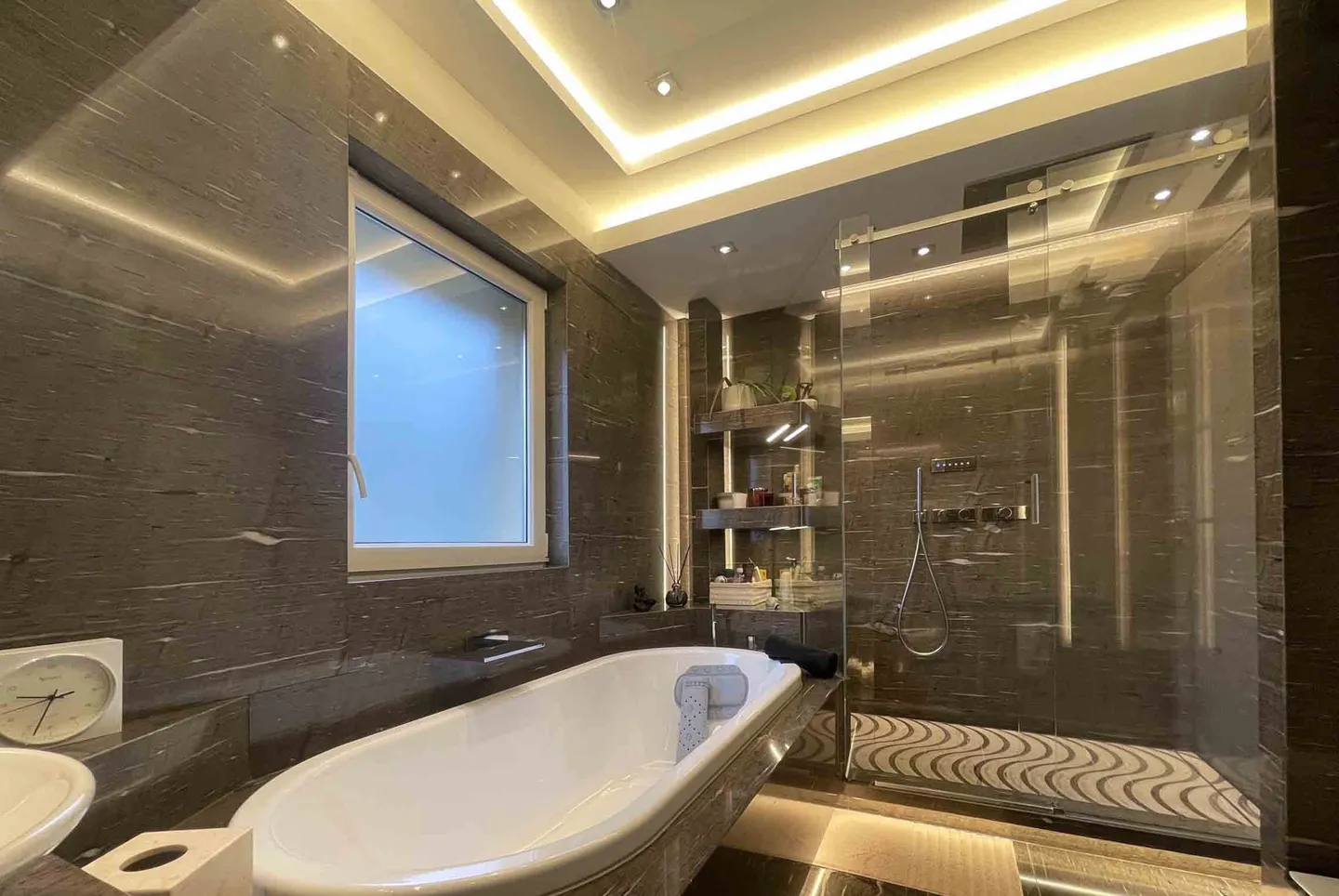 GRANDE VILLA 6 CHAMBRES AVEC FINITIONS DE HAUTE QUALITÉ À LUGAGGIA - Photo 7 sur 9